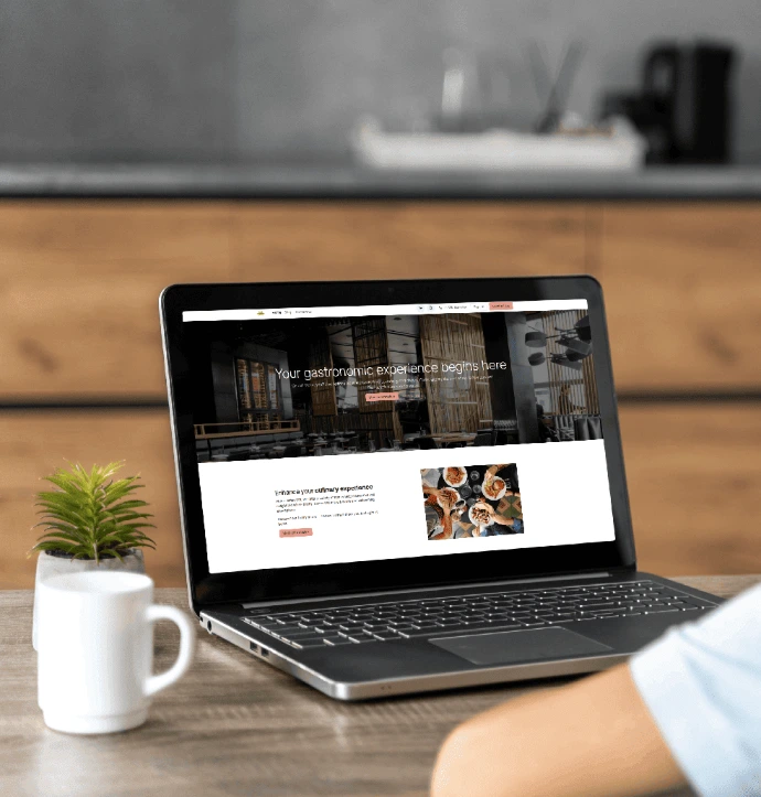 Sitio web del restaurante en una notebook